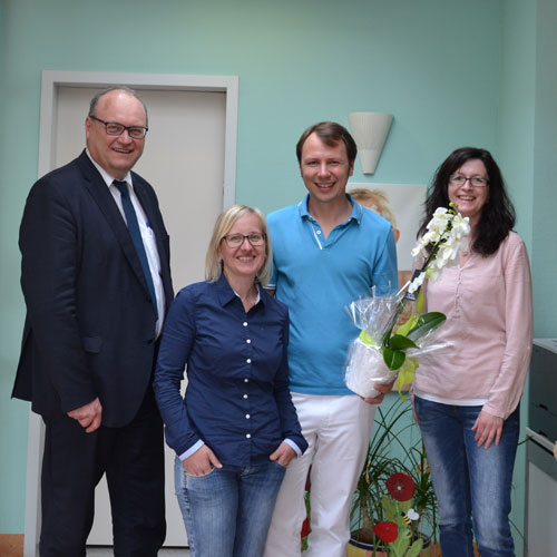 Geschäftsführer Helmut Denk gratuliert Dr. Christian Stöhr zur Neueröffnung der Kinderarztpraxis in Grafenau.